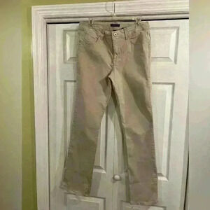 In great condition Bandolino High Rise Straight Leg Jeans Women Lightwash pants